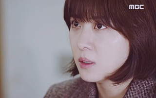 Ngỡ ngàng khi Ha Ji Won quỳ sụp trước mặt "kẻ thù" để cầu xin
