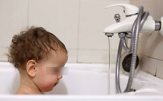 Bố mẹ ra ngoài đánh bạc, bỏ mặc con 19 tháng chết đuối trong bồn tắm