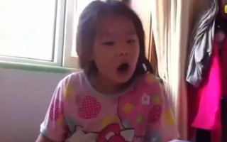 Câu chuyện bất ngờ sau hành động chị gái 6 tuổi đánh em bôm bốp