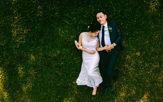 "Đám cưới thế kỷ" của nữ CEO xinh đẹp với người đàn ông sẵn lòng ôm cô cùng "chiếc áo ướt"