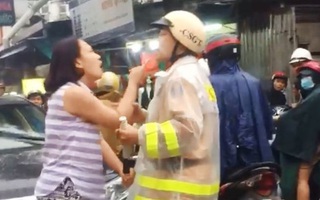 Chạy ngược chiều, người phụ nữ nắm cổ áo, lớn tiếng hăm dọa CSGT khi được nhắc nhở