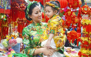 Mẹ con Maya diện áo dài rực rỡ đi mua sắm Tết