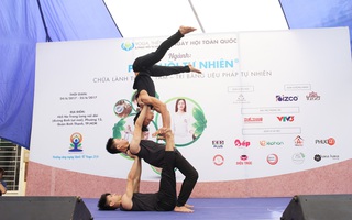 TP.HCM: Không thua kém chị em, cánh mày râu cũng đua nhau "trổ tài" trong ngày hội Yoga toàn quốc