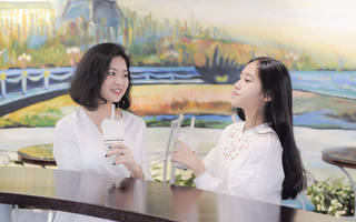 Đã có con gái 15 tuổi nhưng bà mẹ U40 này vẫn khiến người khác tưởng nhầm là tảo hôn vì quá trẻ trung