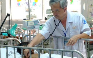 TP.HCM: Bác sĩ Việt cứu sống em bé Campuchia bị suy thận cấp do té cây hiếm gặp