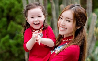 Mẹ con Elly Trần diện áo dài đỏ thắm du xuân khiến ai cũng phải ngoái nhìn