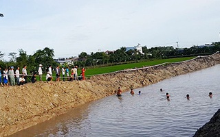 Hai bé trai chết đuối trong công trường ngừng thi công