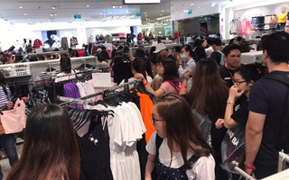 H&M Việt Nam đã chính thức mở cửa: Đông tới nỗi bên ngoài kẹt cứng, bên trong loạn lạc