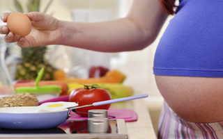Ăn trứng gà khi mang thai sẽ sinh con da trắng bóc và thông minh hơn người?