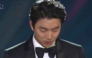 Nhận giải thưởng cao nhất nhưng Gong Yoo lại bật khóc xin lỗi mẹ như đứa trẻ thế này