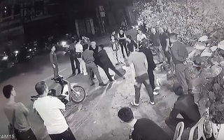 Hà Nội: Can ngăn 20 người đánh nhau, nữ nhân viên quán nhậu ngã bất tỉnh