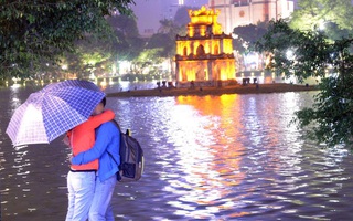 Những vòng tay ôm, những nụ hôn ngọt ngào đêm Hà Nội 17 độ