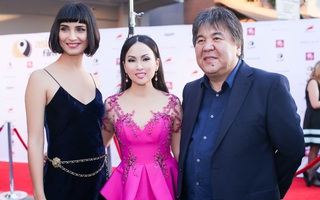 Em gái tỷ phú của ca sĩ Cẩm Ly bất ngờ xuất hiện trên thảm đỏ Hollywood