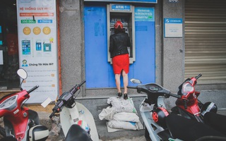 Hà Nội: Người dân phá nền, kê bao cát làm bậc vào nhà