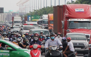 TP.HCM: Ùn tắc kinh hoàng suốt nhiều giờ, hàng ngàn phương tiện chôn chân trên Xa lộ Hà Nội