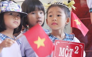 Các bé lớp 1 hào hứng bước vào ngày khai giảng năm học, bố mẹ bịn rịn dắt con đến trường