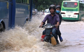 Mưa như trút suốt hơn 2 giờ, người Sài Gòn bì bõm lội nước trở về nhà giờ tan tầm