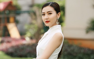 Ngọc Duyên váy trắng tinh khôi, sang trọng khi ngồi ghế giám khảo