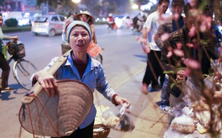 500 chiếc bánh chưng tặng người nghèo đón tết ngay giữa lòng Hà Nội