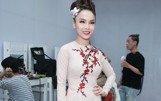 Chán gợi cảm, Yến Trang bất ngờ dịu dàng với áo dài khoe eo thon
