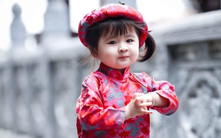 Khi các bé xúng xính trong tà áo dài ngày Tết, mẹ như thấy cả mùa xuân