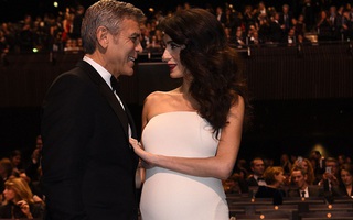 Từng tuyên bố không kết hôn nhưng tài tử George Clooney lại tình tứ dìu vợ bầu thế này