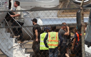 Người tình “tin đồn” của Angelina Jolie bị bắt gặp lên máy bay riêng cùng các con của cô