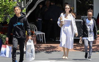 Pax Thiên chững chạc xách đồ cho mẹ Angelina Jolie khi đi mua sắm