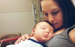Bé trai ngừng thở khi đang bú mẹ chỉ vì mẹ có quá nhiều sữa