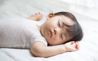 Sai lầm của bố mẹ khiến trẻ không bao giờ ngủ ngoan một mạch tới sáng