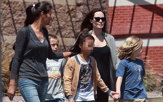 Angelina Jolie yêu chiều đưa 3 con ruột đi mua đồ chơi
