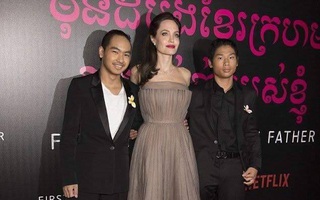 Pax Thiên giữ phong cách lạnh lùng, không nụ cười trên thảm đỏ