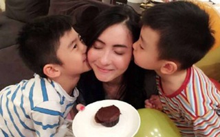 Trương Bá Chi được khen ngợi là người mẹ giỏi khi dạy con giúp đỡ người lớn