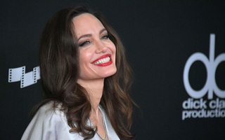 Mặc váy lụa như đồ ngủ, Angelina Jolie lấy lại nhan sắc và sự tươi trẻ sau vụ ly hôn thế kỷ