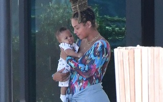 Lần đầu lộ diện cặp sinh đôi đáng yêu nhà Beyonce