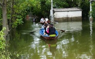 Hà Nội: Sau 1 tuần mưa lũ người dân huyện Mỹ Đức vẫn chèo thuyền vào nhà