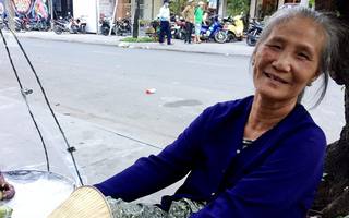 Mẹ già có 7 con vẫn bám vỉa hè Sài Gòn nuôi chồng, nuôi thân, sáng ăn khoai ế, tối ngủ tập thể 22 nghìn/đêm