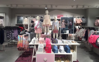 H&M mở store đầu tiên tại Hà Nội: Đồ người lớn rẻ đẹp, đồ trẻ em còn được mua 2 tặng 1