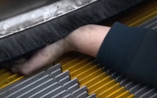 Giải cứu thành công bé gái 2 tuổi bị kẹt tay vào thang cuốn