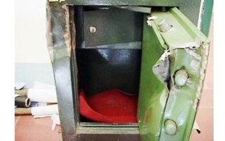 Két sắt bị cạy phá, mất gần 1 tỷ, người giúp việc mất dạng