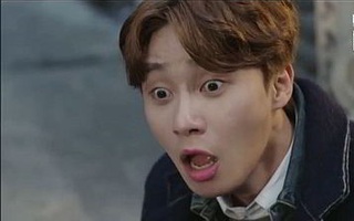 Bước vào thấy nhà cửa ngổn ngang, con dơ bẩn, chồng “đứng như trời trồng” khi thấy vợ đang…