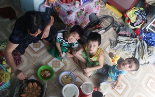 Người mẹ bán vé số vừa thất lạc đứa con út 3 tuổi ở Sài Gòn có tới 11 đứa con