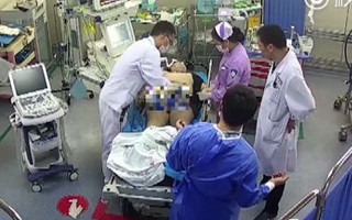 Bác sĩ cắt quần bệnh nhân để cấp cứu cho nhanh, người nhà không cảm ơn còn đòi bồi thường quần rách