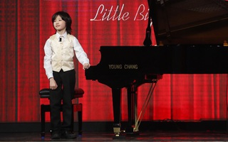 Cậu bé 8 tuổi đến từ nước Anh gây sửng sốt khi vừa đánh piano vừa bịt mắt