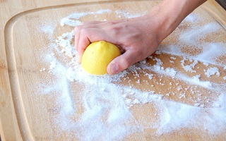 Không phải chị em nội trợ nào cũng biết sử dụng những mẹo nhà bếp cực hay ho với muối