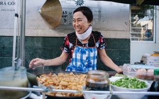 Chiều Sài Gòn lộng gió, ghé hẻm Cheo Leo ăn dĩa bột chiên, hóng bà chủ kể chuyện chia ly mùi mẫn