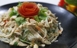 Nắng nóng ăn nộm thịt gà chua ngọt là chuẩn không cần chỉnh