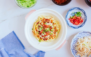 Bữa sáng cuối tuần lạ miệng mà ngon với mì gà trộn