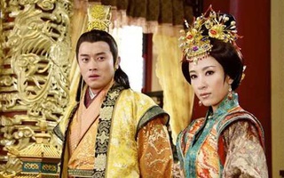 Mối tình cuồng si kỳ lạ của hoàng đế Trung Hoa với người bảo mẫu già hơn 17 tuổi