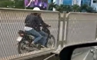 Hà Nội: Choáng trước cảnh 2 thiếu nữ phóng xe máy ngược chiều ở đường Vành đai 3 trên cao